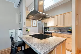 Photo #5: 1002415 Listing