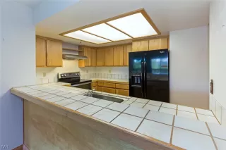 Photo #5: 1002439 Listing