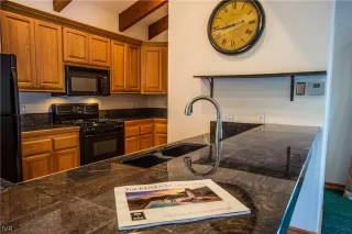 Photo #5: 1002505 Listing