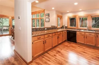 Photo #5: 1002589 Listing