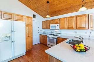 Photo #3: 1002701 Listing