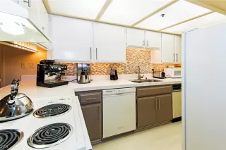 Photo #5: 1002900 Listing