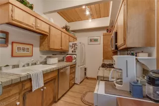 Photo #4: 1002912 Listing