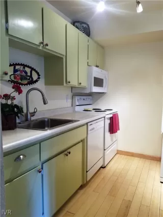 Photo #4: 1002920 Listing