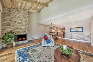 Photo #6: 1004132 Listing