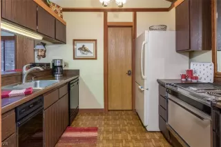 Photo #5: 1004168 Listing