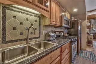 Photo #6: 1004181 Listing