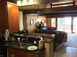 Photo #5: 1004195 Listing