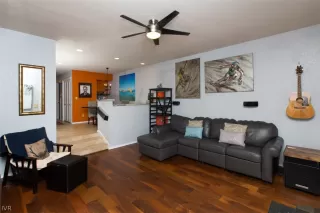 Photo #4: 1004206 Listing