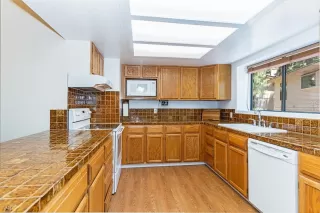 Photo #6: 1004225 Listing