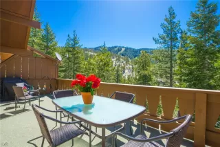 Photo #5: 1004302 Listing