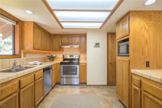 Photo #6: 1004302 Listing