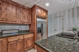 Photo #3: 1004352 Listing