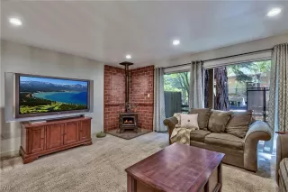 Photo #4: 1004352 Listing