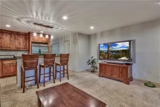 Photo #6: 1004352 Listing