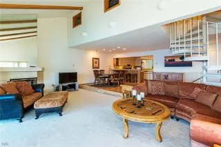 Photo #6: 1004366 Listing