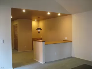 Photo #5: 1004387 Listing