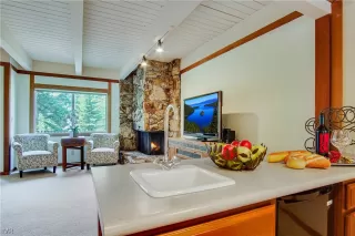 Photo #5: 1004469 Listing