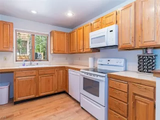 Photo #5: 1004489 Listing
