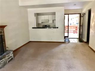 Photo #5: 1004537 Listing