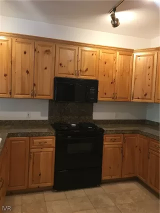 Photo #3: 1004574 Listing