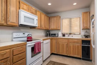 Photo #6: 1004600 Listing