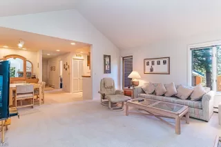 Photo #2: 1004622 Listing