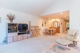 Photo #4: 1004622 Listing