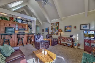 Photo #4: 1004638 Listing