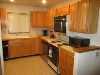 Photo #2: 1004652 Listing