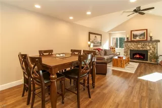 Photo #4: 1004696 Listing