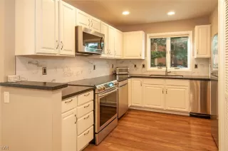 Photo #6: 1004696 Listing