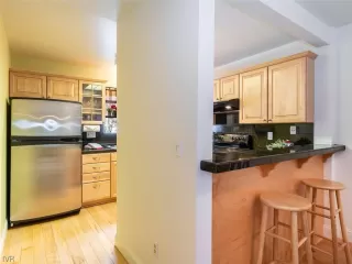 Photo #6: 1004697 Listing