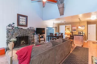 Photo #5: 1004698 Listing