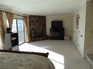 Photo #5: 1004748 Listing