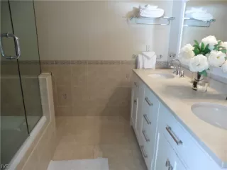 Photo #6: 1004748 Listing