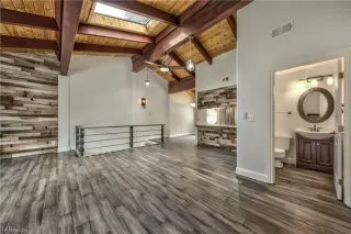 Photo #5: 1004802 Listing