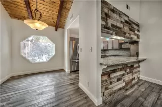 Photo #6: 1004802 Listing