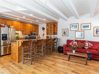 Photo #4: 1004808 Listing