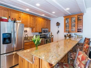 Photo #5: 1004808 Listing