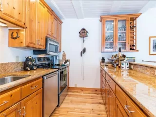 Photo #6: 1004808 Listing