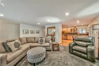 Photo #3: 1004823 Listing