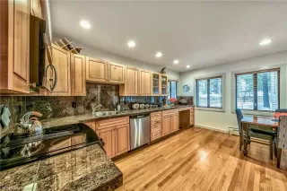 Photo #6: 1004823 Listing