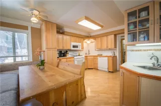 Photo #4: 1004829 Listing