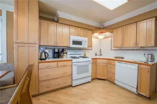 Photo #6: 1004829 Listing