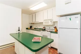 Photo #6: 1004913 Listing