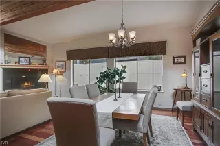 Photo #4: 1004917 Listing