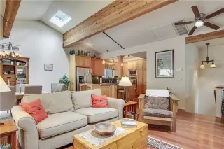 Photo #5: 1004917 Listing