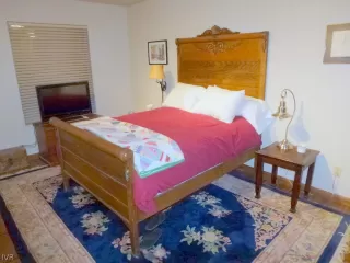 Photo #6: 1004917 Listing