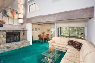 Photo #4: 1004918 Listing